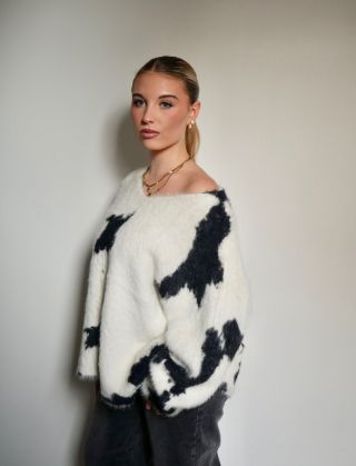 Krásný víkend, dámy 💚 Jaký máte víkendový program? 👀🎄 • Pokud vás zaujal tenhle krásný svetřík, najdete ho na našem...